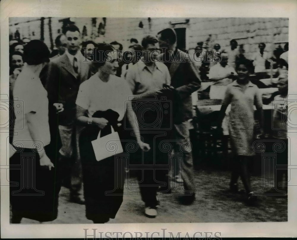 1936 Press Photo King Edward and Mrs Wallis Simpson Walking During Their Holiday