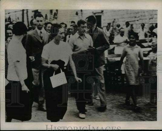 1936 Press Photo King Edward and Mrs Wallis Simpson Walking During Their Holiday