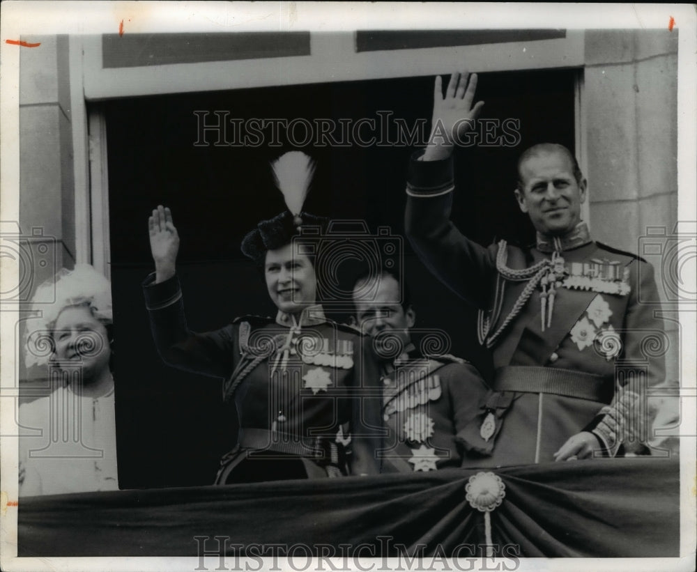 1971 Press Photo Queen Elizabeth II and Prince Philip Wave From Their Balcony- Historic Images