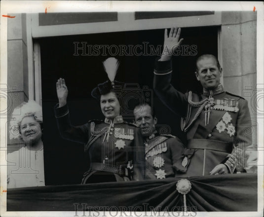 1971 Press Photo Queen Elizabeth II and Prince Philip Wave From Their Balcony- Historic Images