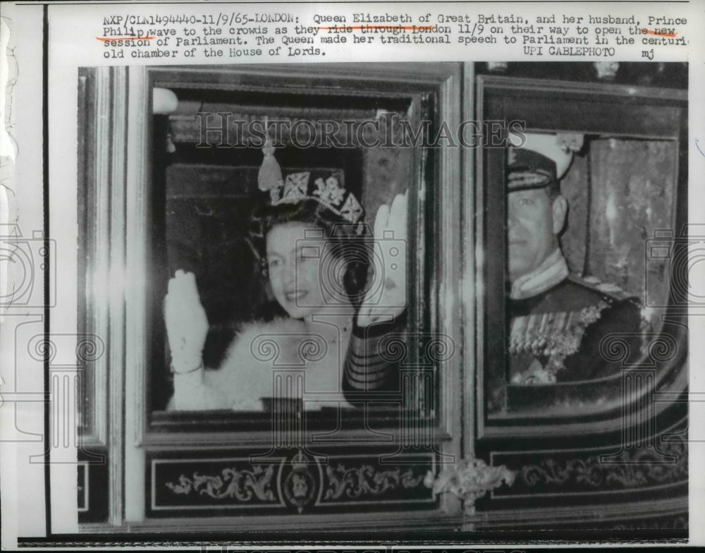 1965 Press Photo Queen Elizabeth of Great Britain & Prince Philip Wave To Crowds- Historic Images