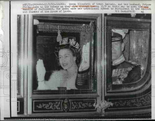 1965 Press Photo Queen Elizabeth of Great Britain & Prince Philip Wave To Crowds- Historic Images