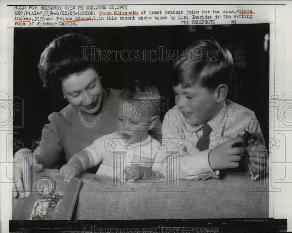 1965 Press Photo Queen Elizabeth II, Princes Andrew &amp; Edwards, Windsor Castle- Historic Images