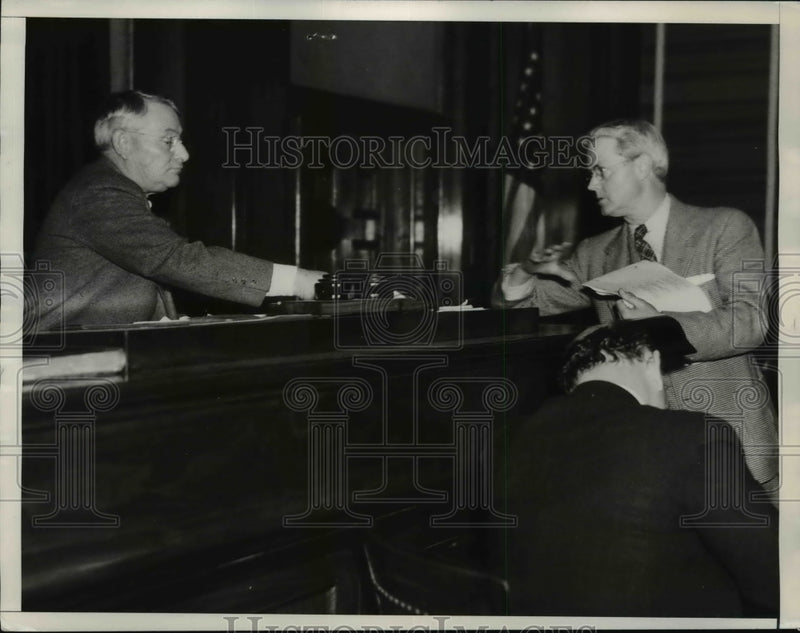 Load image into Gallery viewer, 1934 Press Photo Perjury Indictment of Buron Fitts, Berthel Gregory, Los Angeles
