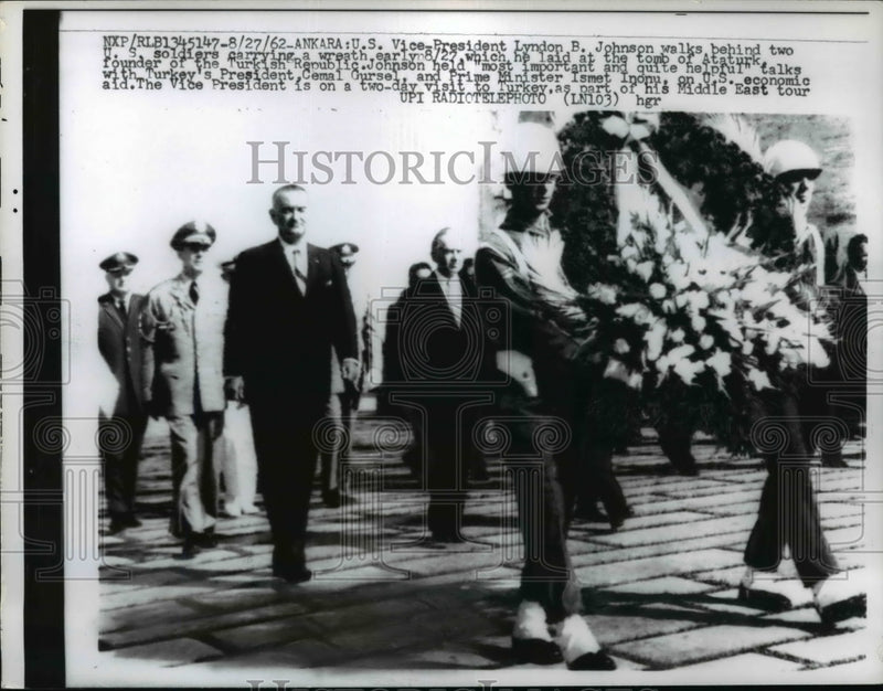 Load image into Gallery viewer, 1962 Press Photo Lyndon B. Johnson at Ataturk Tomb, Ankara, Turkey - nef19042
