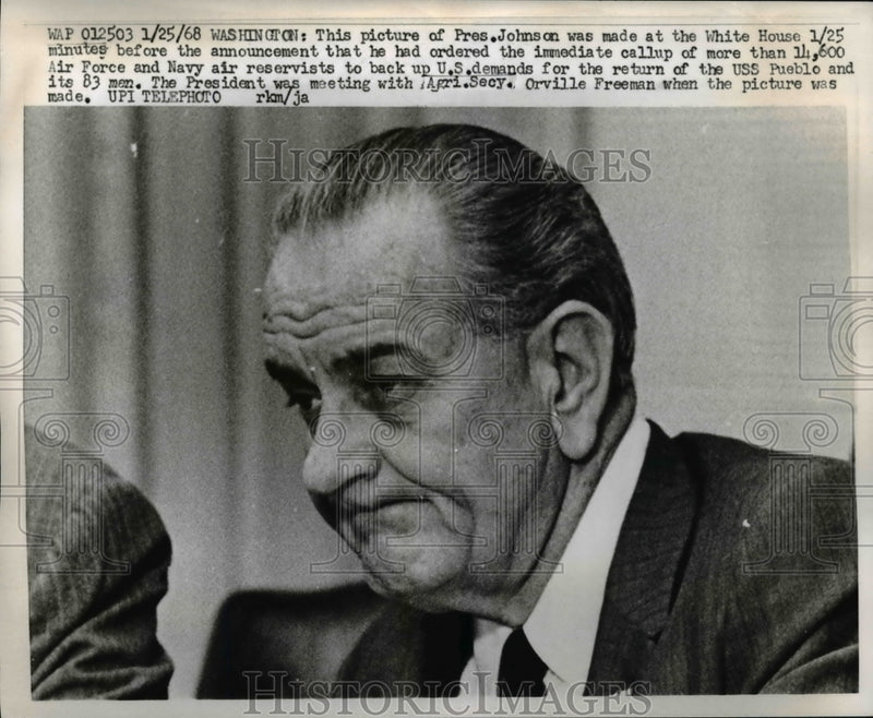 Load image into Gallery viewer, 1968 Press Photo Lyndon B. Johnson in Meetin w Orville Freeman, White House
