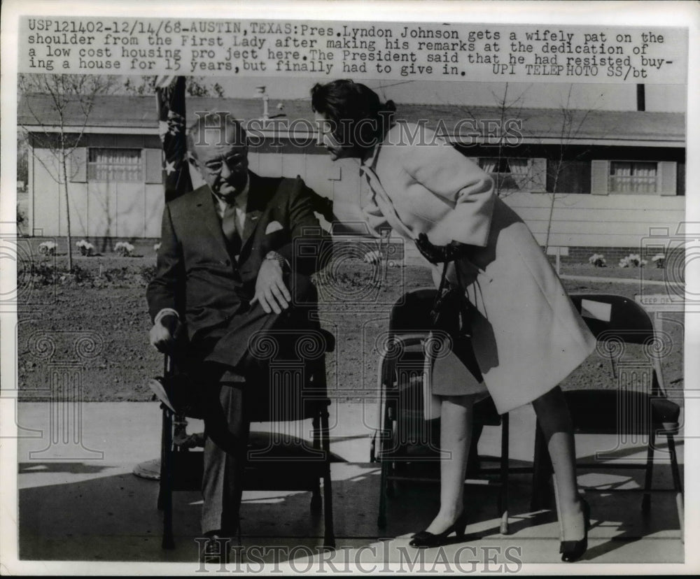 1968 Press Photo Lyndon B. Johnson & Lady Bird at Austin housing Project
