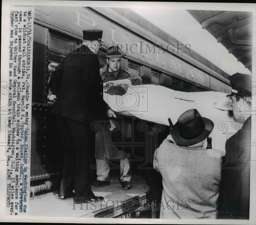 1950 Press Photo Car Crash victim Harold Sypher Loaded in Train, Union Station