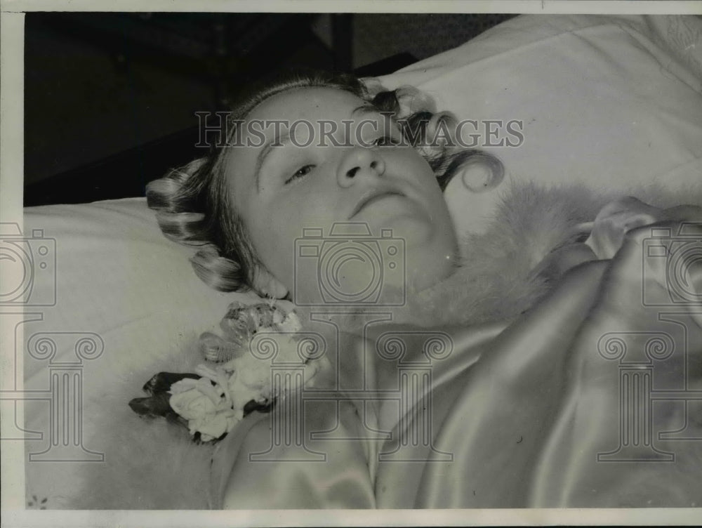1939 Press Photo Countess Lorna Doone Von Rhoden in Bed w Broken Back
