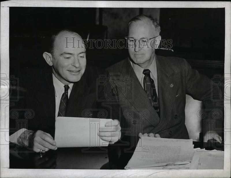 Load image into Gallery viewer, 1944 Press Photo J.E. Simpson, Charles J. Griffin at Los Angeles Federal Court
