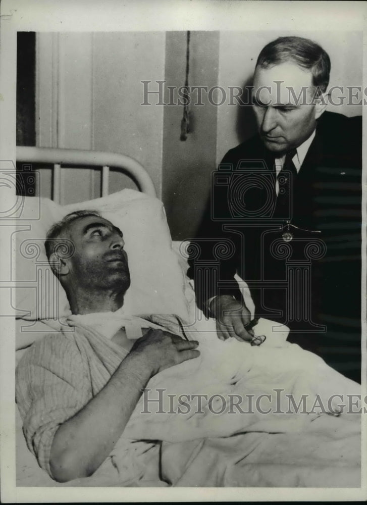 1932 Press Photo Tom Tahoff in Hospital after Julian Marcelino Killing Spree