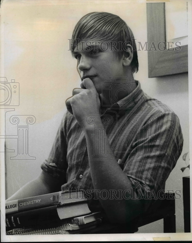 Load image into Gallery viewer, 1970 Press Photo Forrest Bryam Chicago Student - nef19258
