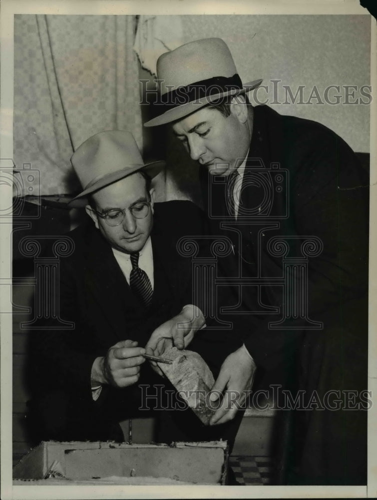 1937 Press Photo Detectives examined the brutal murder of Mrs.Rose G.Valdez