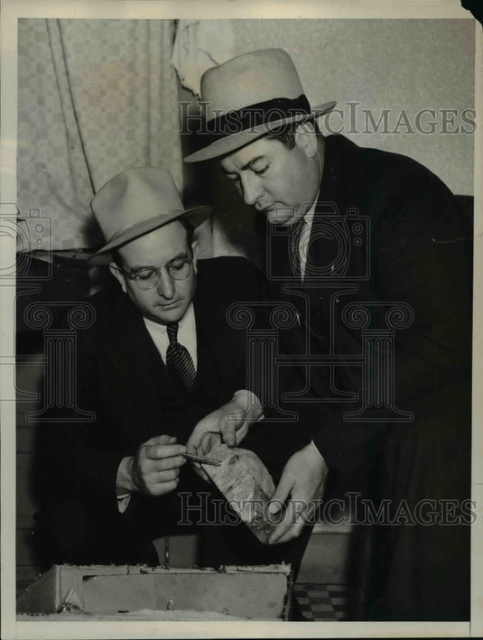 1937 Press Photo Detectives examined the brutal murder of Mrs.Rose G.Valdez