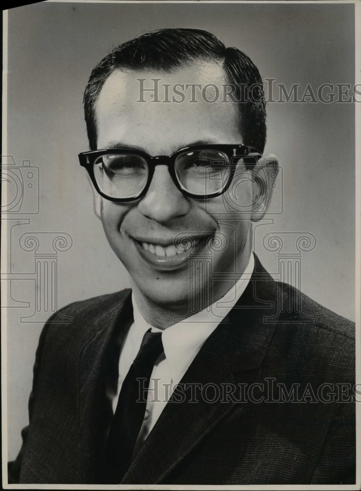 Load image into Gallery viewer, 1962 Press Photo Steve Sindell Columbia Univ.student off to Paris to Study
