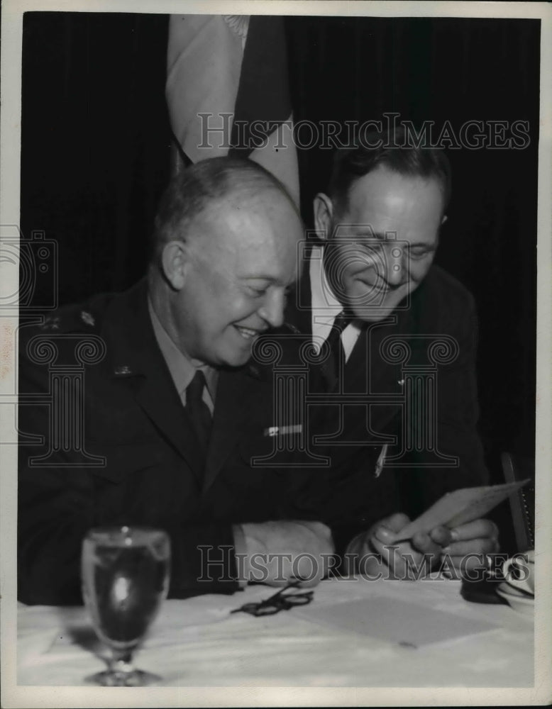 1946 Press Photo Gen Eisenhower Autographs 1920 Program For Teammate