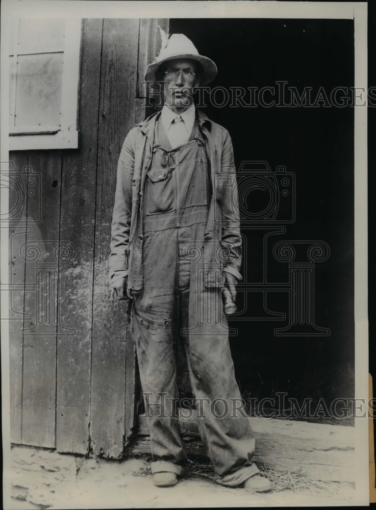1939 Press Photo Charles Adams Stands At The Barn Door Where He Escaped Death