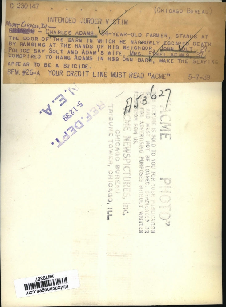 1939 Press Photo Charles Adams Stands At The Barn Door Where He Escaped Death