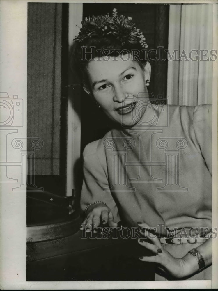 Load image into Gallery viewer, 1945 Press Photo Carmen Ligaya Listening to Record, San Francisco - nef19423
