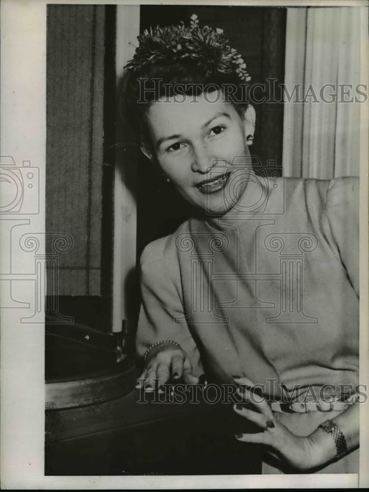 1945 Press Photo Carmen Ligaya Listening to Record, San Francisco - nef19423