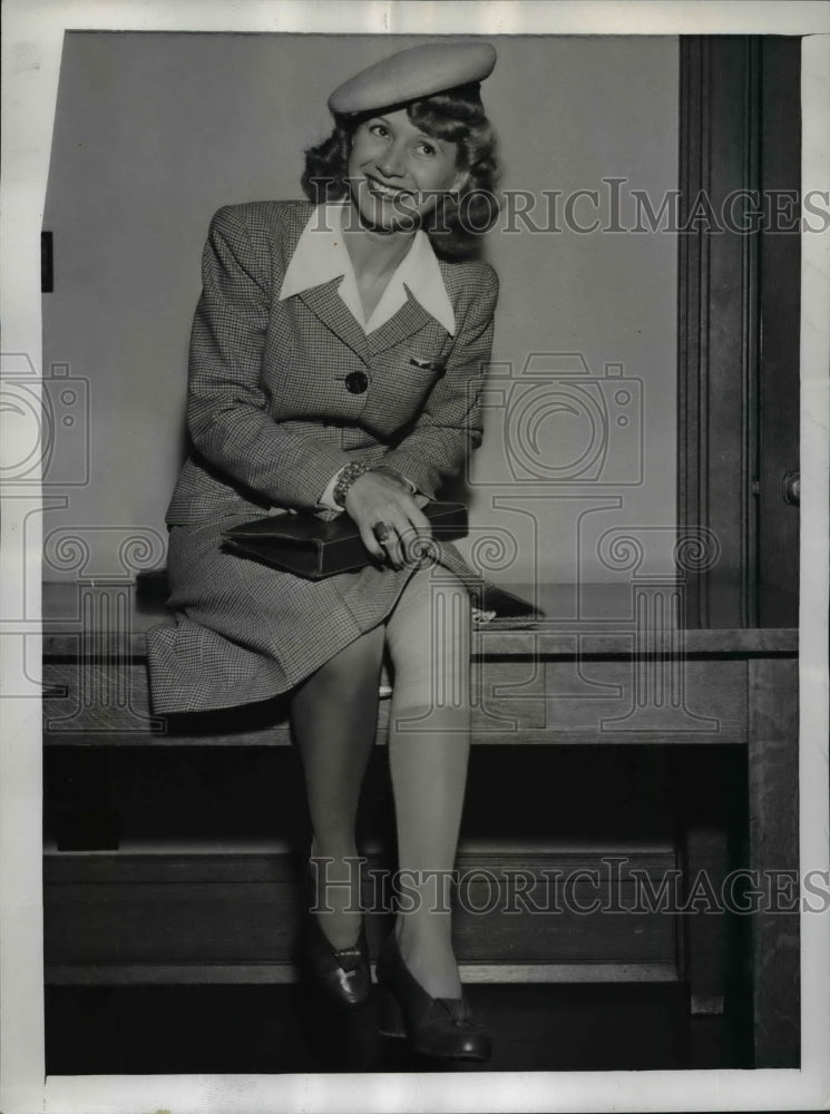 1944 Press Photo Margie Ann Liszt at Los Angeles Industrial Accident Board