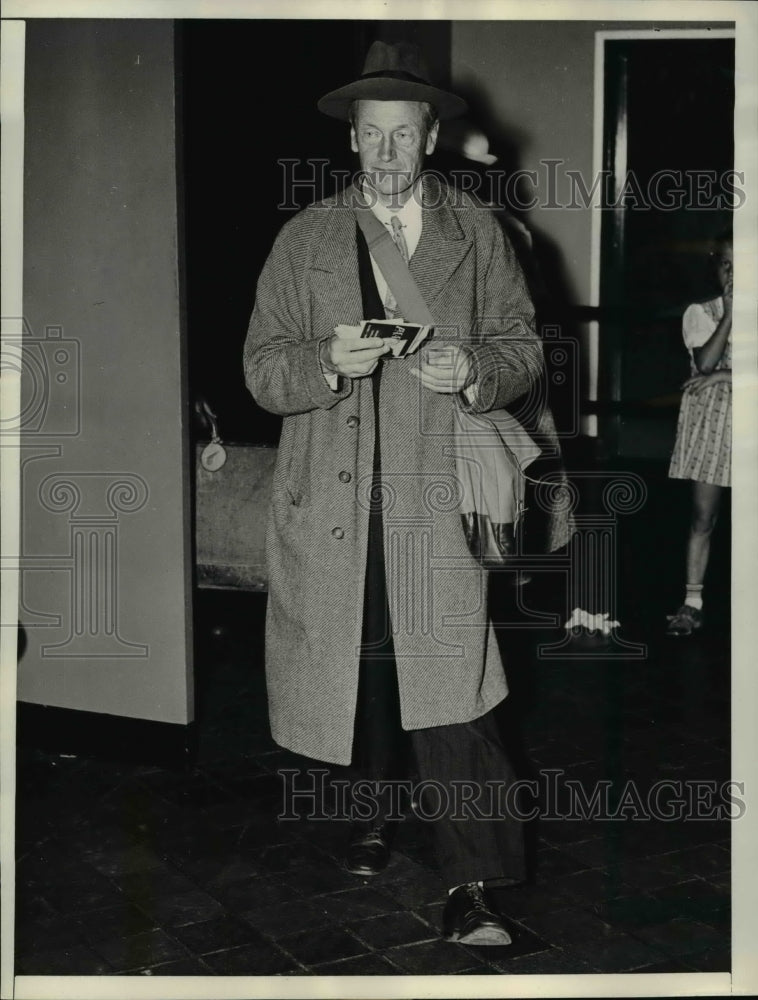 Load image into Gallery viewer, 1938 Press Photo Lord Mayne at Miami International Airport - nef19441
