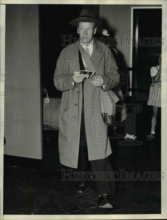 1938 Press Photo Lord Mayne at Miami International Airport - nef19441