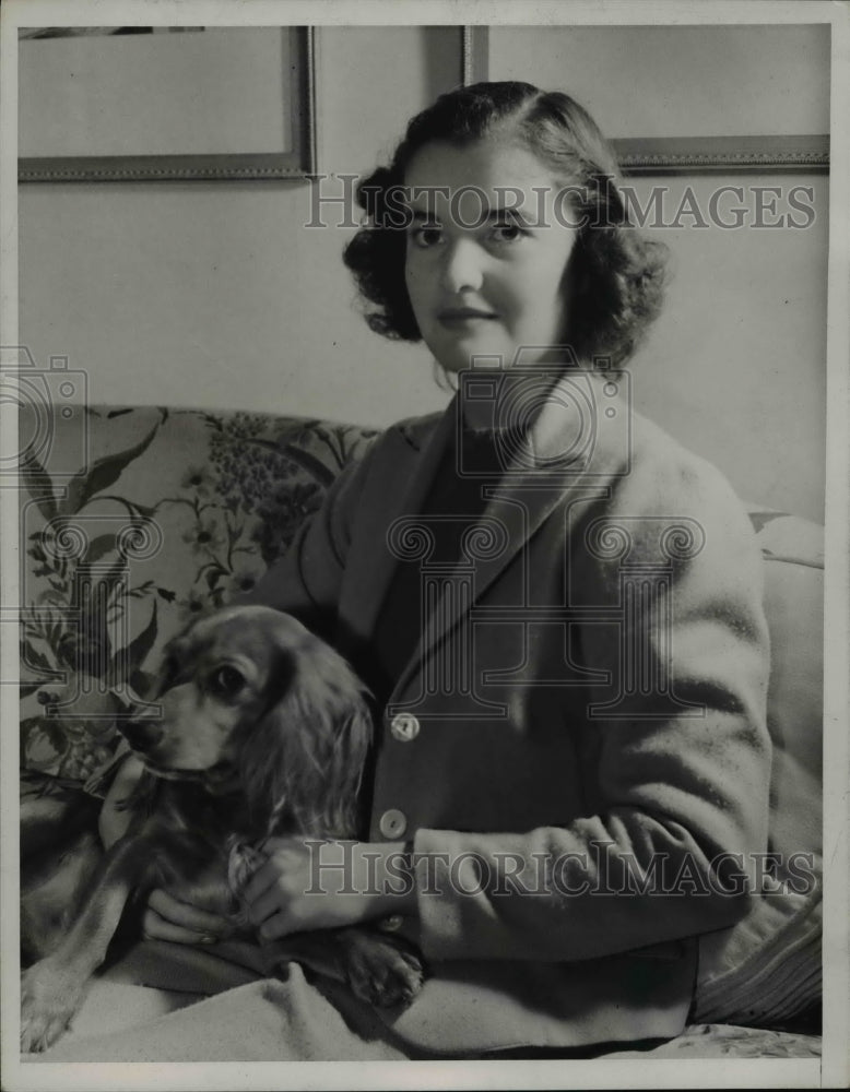 Load image into Gallery viewer, 1938 Press Photo Betsy Barton, Daughter of Bruce Barton &amp; Dog - nef19442
