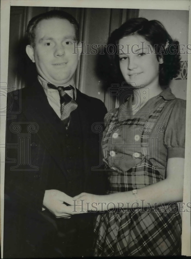Load image into Gallery viewer, 1941 Press Photo Floyd West 25, with his` bride Mildred Counts 13 year old
