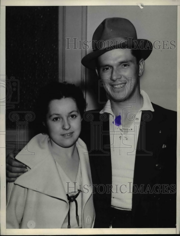 Load image into Gallery viewer, 1937 Press Photo George Thomas Ray &amp; Wife in Los Angeles - nef19482
