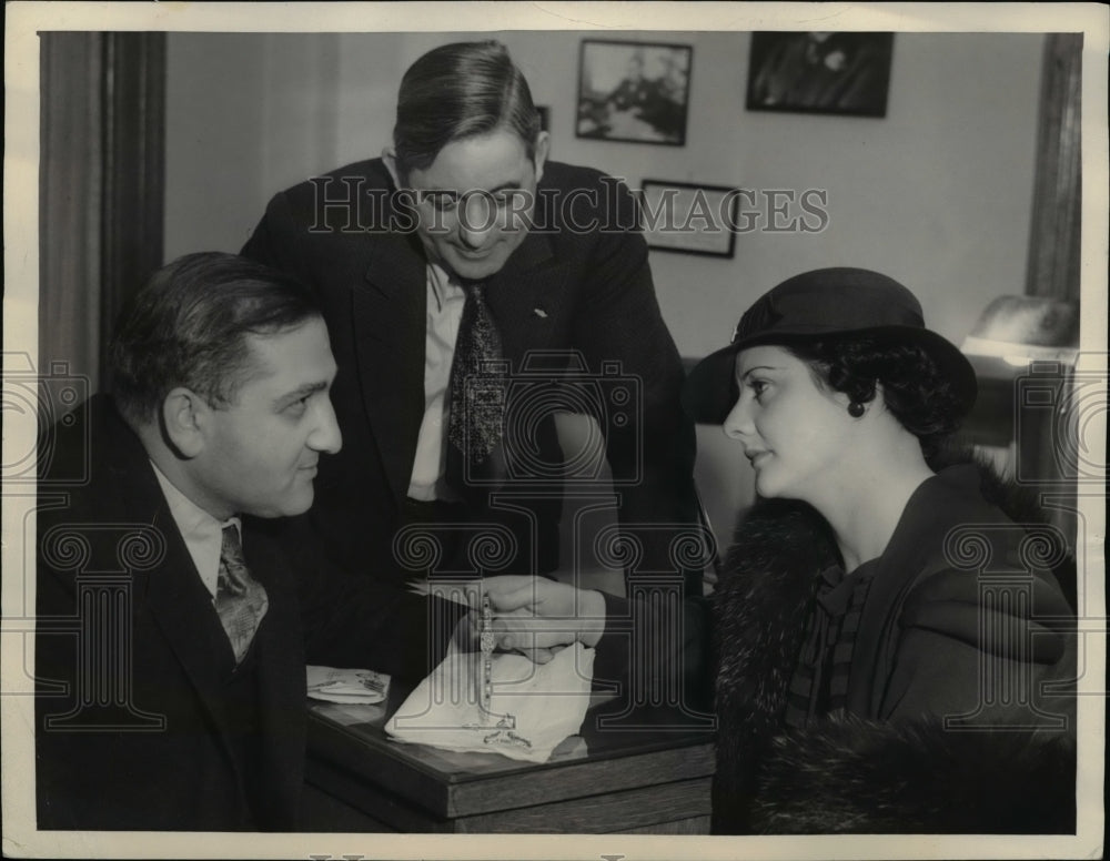 1933 Press Photo Doroth Dunbar turn over her jewels in her Attorney in L.A