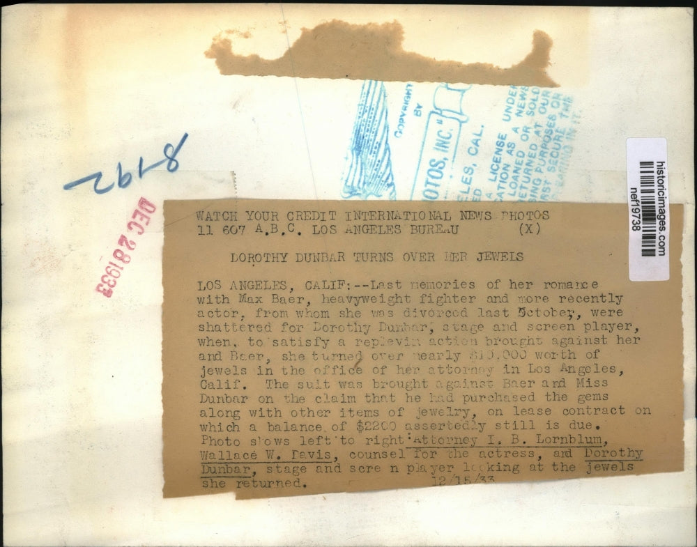 1933 Press Photo Doroth Dunbar turn over her jewels in her Attorney in L.A