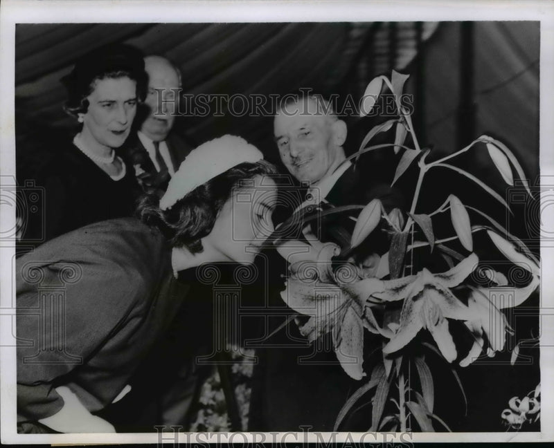 Load image into Gallery viewer, 1957 Press Photo Princess Elizabeth of Yugoslavia at Chelsea Flower Show Exhibit
