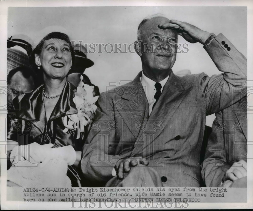 1957 Press Photo Dwight Eisenhower Shields His Eyes From the Abilene Bright Sun