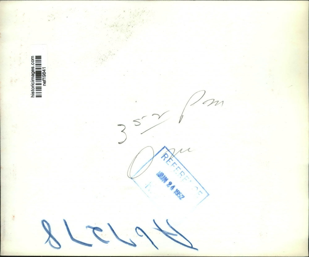 1957 Press Photo Dwight Eisenhower Shields His Eyes From the Abilene Bright Sun