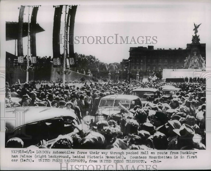 Load image into Gallery viewer, 1953 Press Photo Automobiles Force Their Way Through Packed Mall From Buckingham

