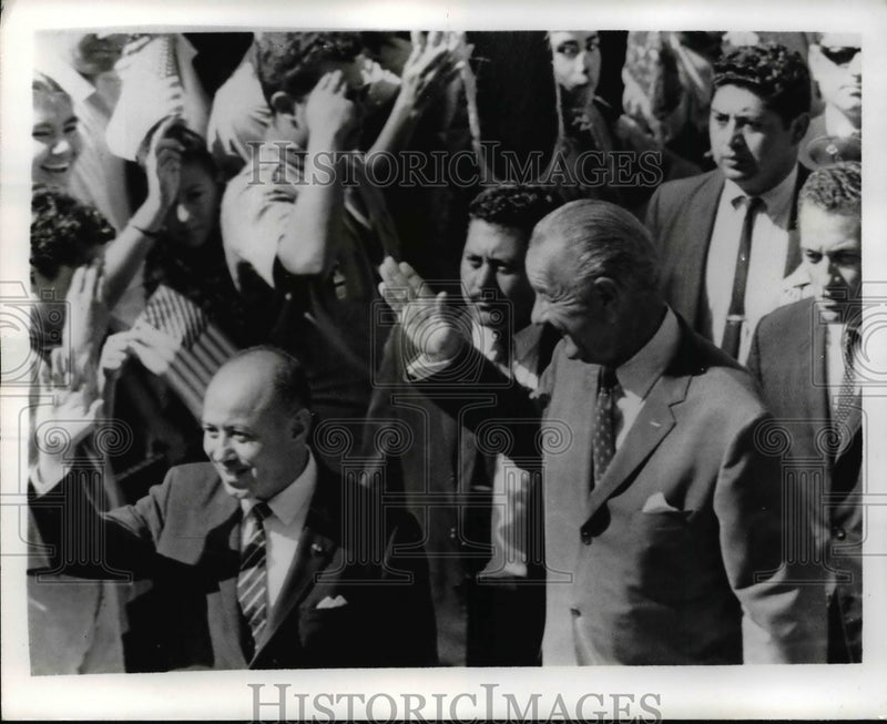 Load image into Gallery viewer, 1968 Press Photo Pres.Lyndon Johnson with Pres.Sanchez Hernandez of El Salvador

