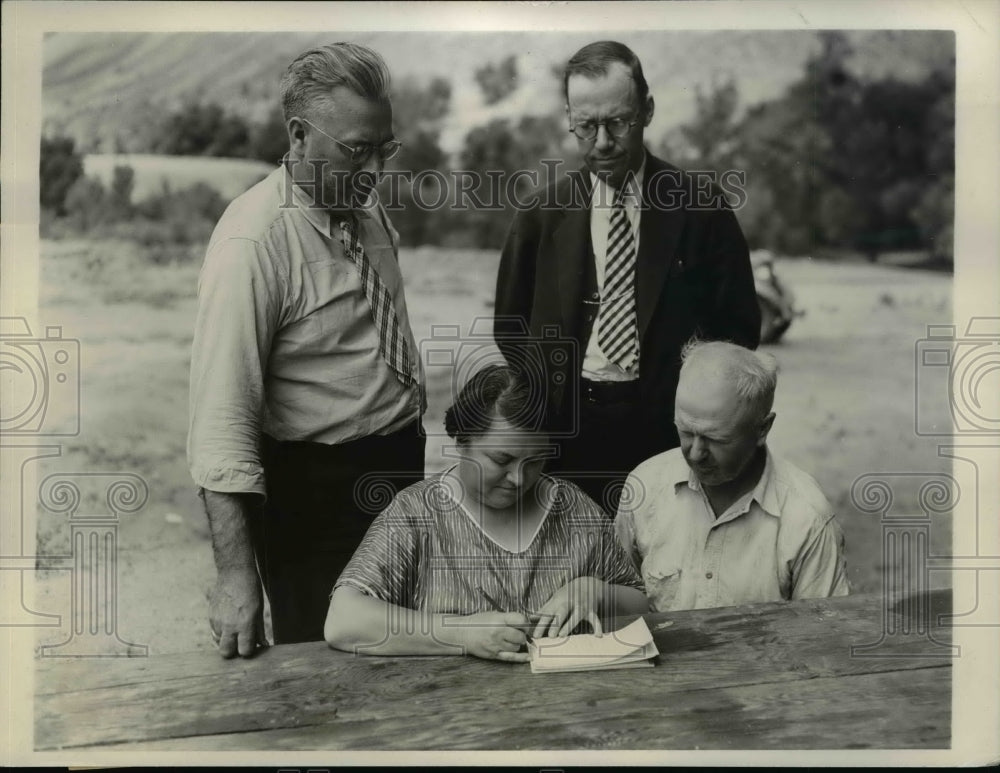 1936 Press Photo Marie Eisenmenger Signs Affadavit in Missing Joseph Crater Case