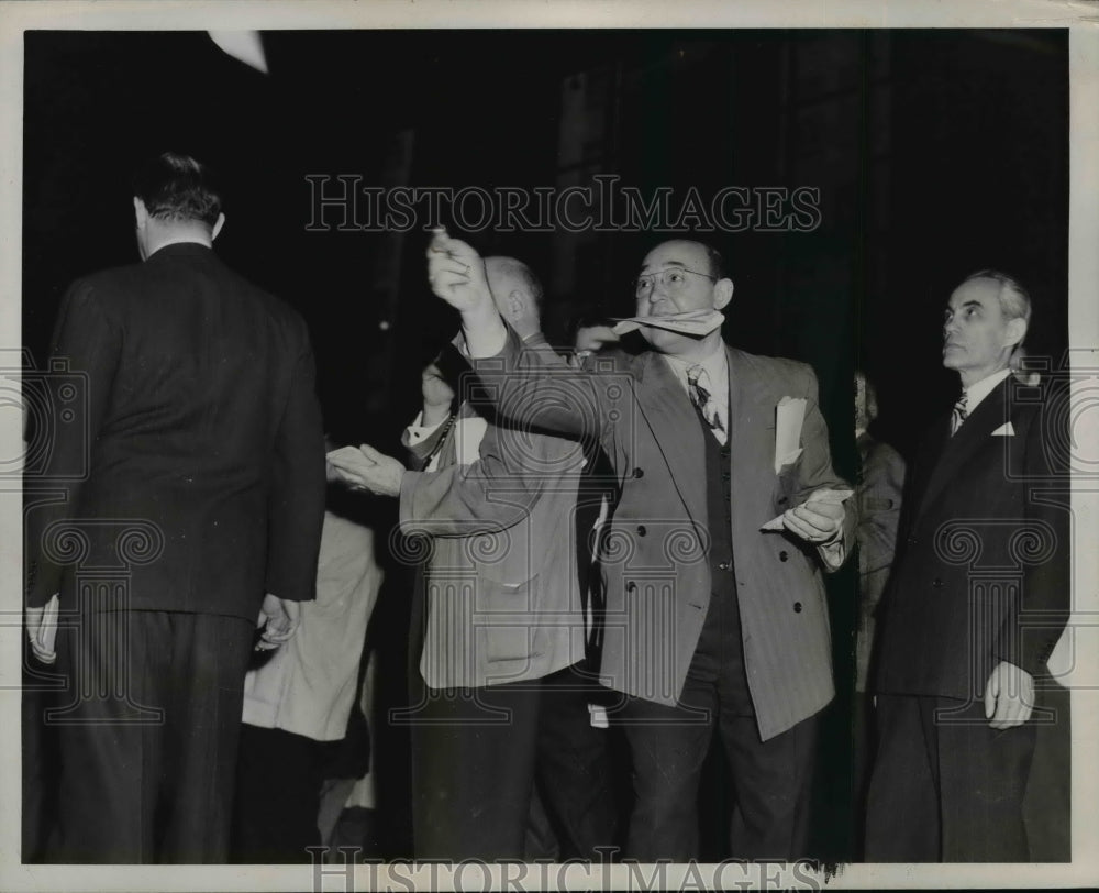 1947 Press Photo Broker Herman Gordon Throws Card Reports - nef19940