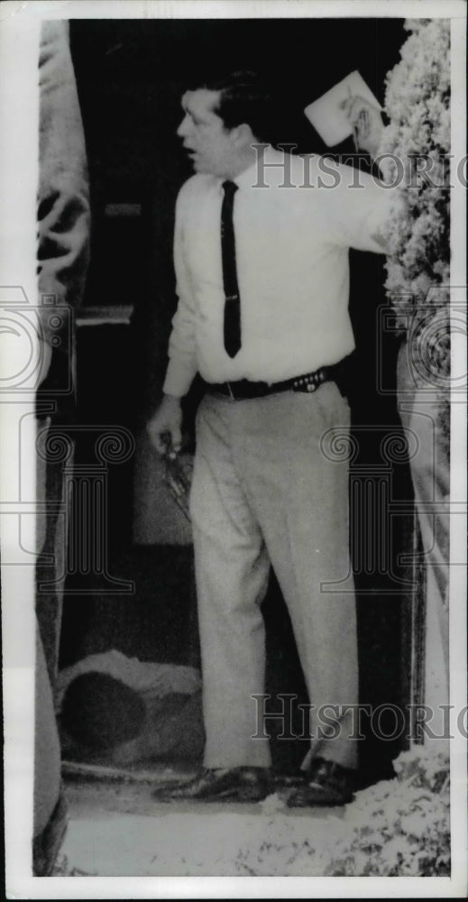 1970 Press Photo Los Angeles Sheriff's Deputy Sergeant Dorris Holding Gun