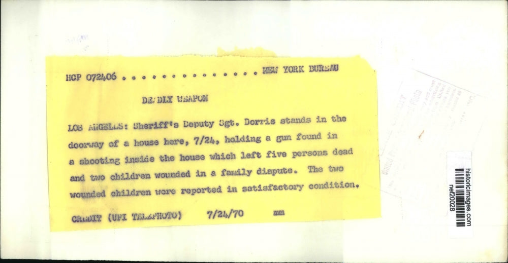 1970 Press Photo Los Angeles Sheriff's Deputy Sergeant Dorris Holding Gun