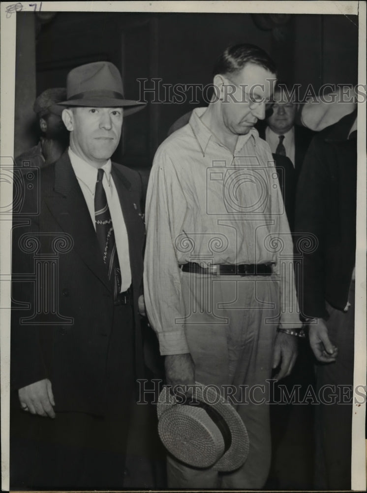 Load image into Gallery viewer, 1941 Press Photo Joseph E. Foltz After Chicago Federal Court Hearing - nef20110
