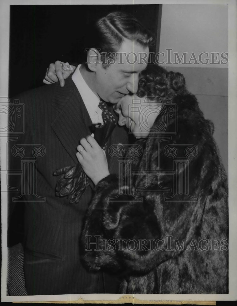 Load image into Gallery viewer, 1946 Press Photo Mrs.Lovina Warrena embrace jury that acquitted her husband
