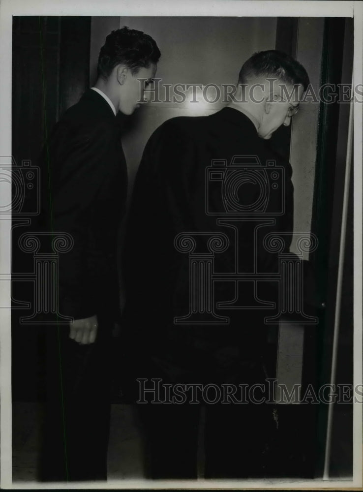 Load image into Gallery viewer, 1938 Press Photo Charles Schmidt Jr. Led from Chicago Courtroom After Verdict
