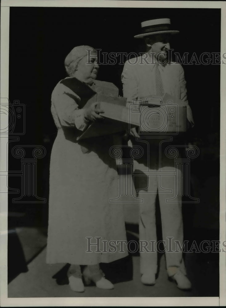 Load image into Gallery viewer, 1936 Press Photo Pastors Mary Hubbert Ellis, F.W. Garvin w Obscene Literature
