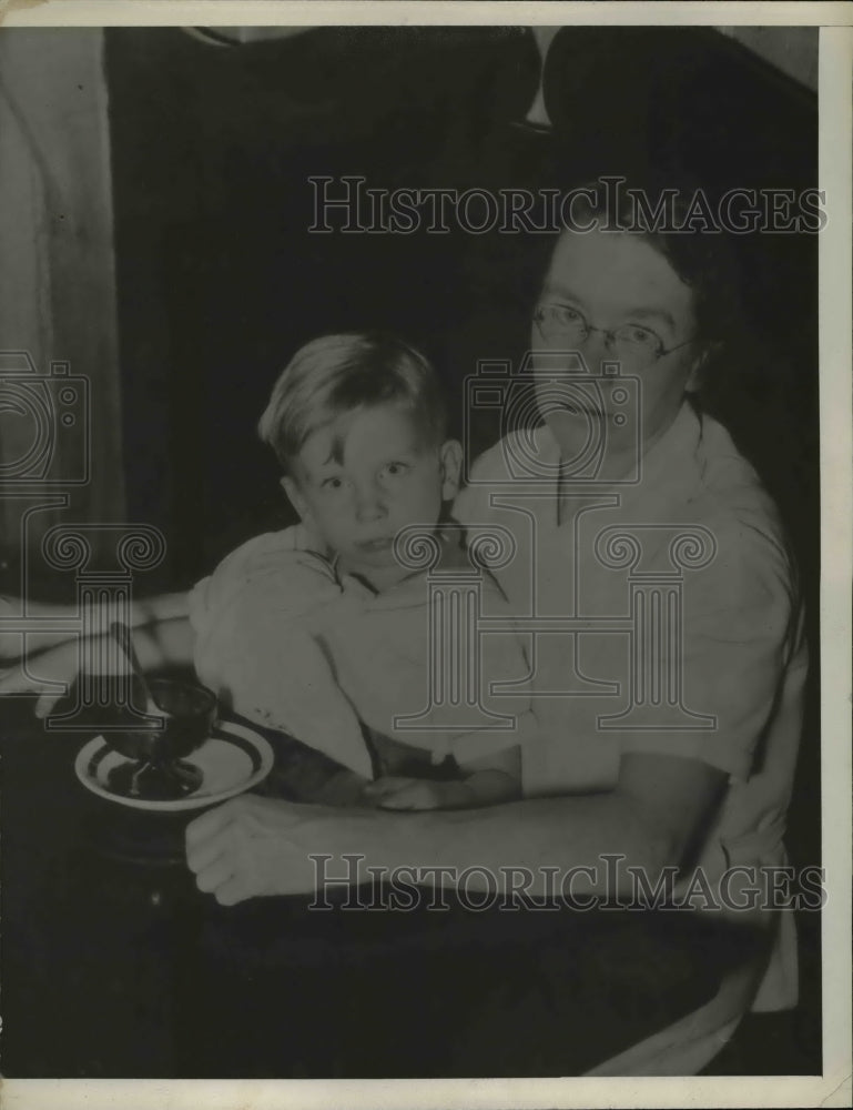 1937 Press Photo Wife & Nephew Richard Enright of Jim Saunder - nef20247