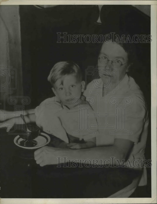 1937 Press Photo Wife & Nephew Richard Enright of Jim Saunder - nef20247