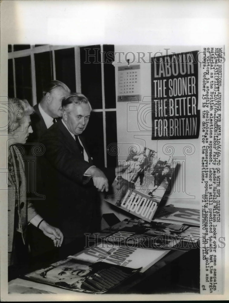 1964 Press Photo Harold Wilson Inspecting Campaign Material, London - nef20270