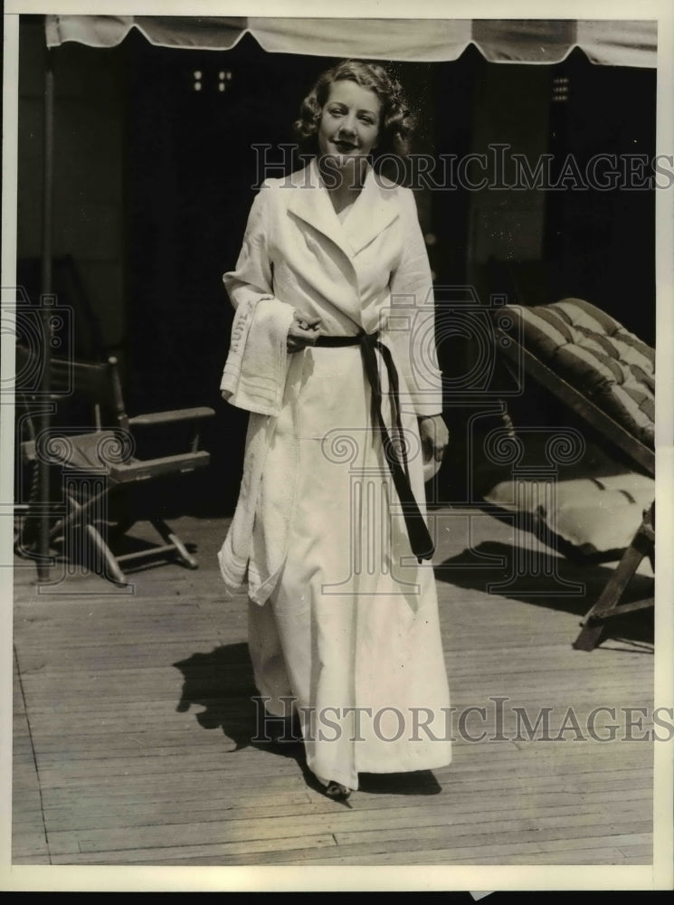 1936 Press Photo Mrs. Edgar Selwyn at Roney Plaza Pool Deck, Miami - nef20284