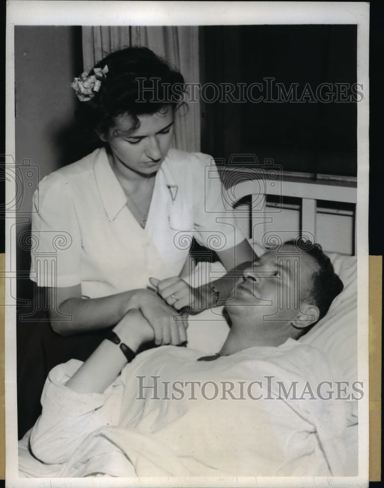 1943 Press Photo David H. Feiner & Wife in Hospital After Train Wreck